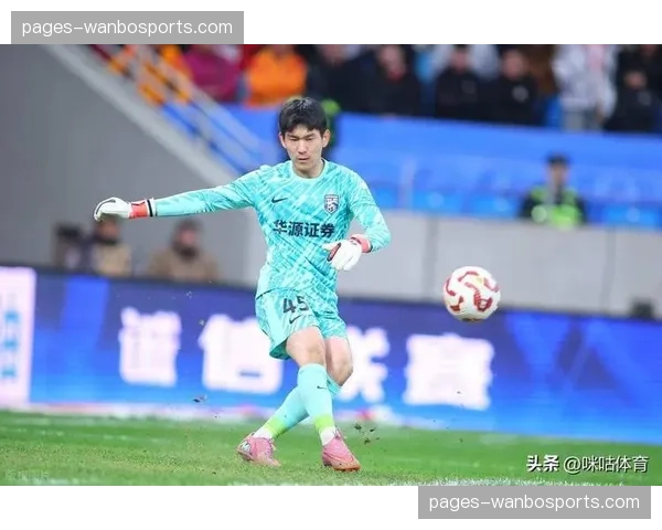 方镜淇手指脱位坚持作战 武汉三镇门将展现职业精神